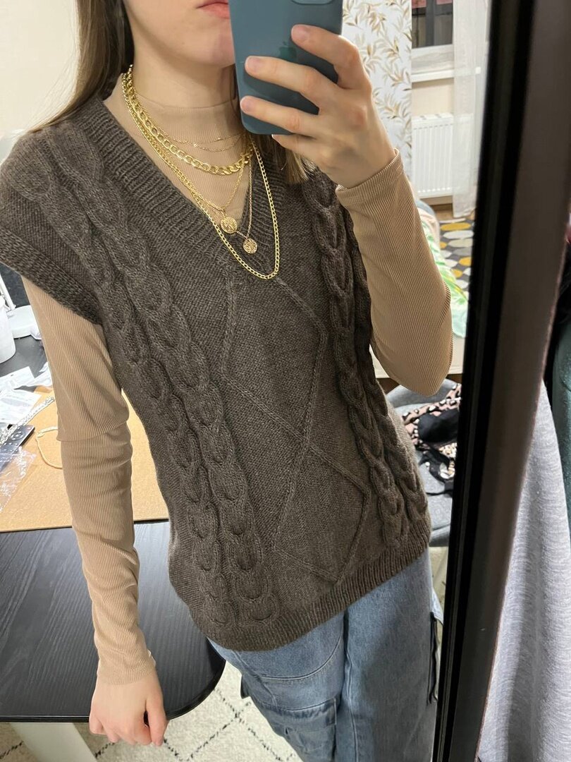 Ко мне обратилась заказчица с вопросом могу ли я связать жилет по картинке из интернета. Я на такой вопрос ответила утвердительно.  Жилет я связала. Пряжу купила заказчица. Жилет шел для дочери в подарок, которая не живет в нашем городе.  И ушела моя работа житьв славный город Санкт-петрбург, а в благодарность дочь заказчика прислала мне фото моего готового жилета на себе.