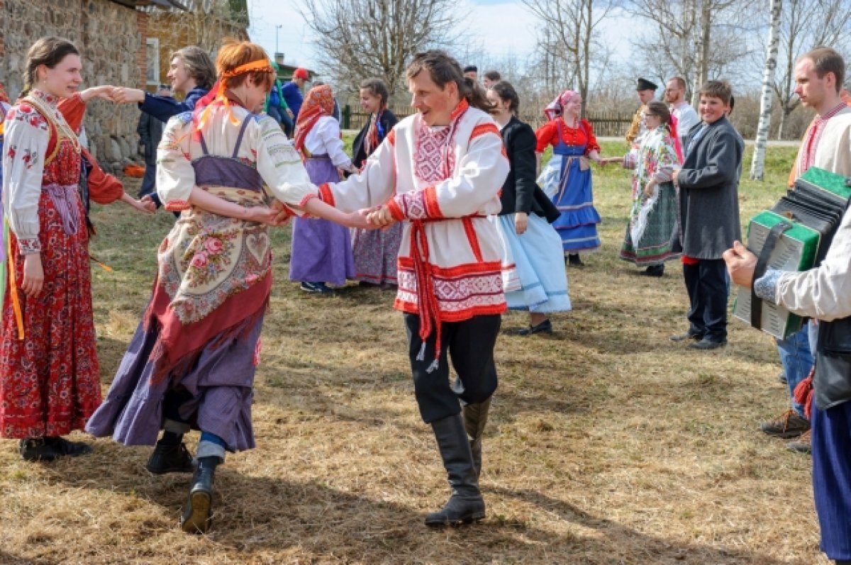 Остаюсь, чтобы жить. Две сестры из Петербурга восстановили брошенную деревню  | АиФ – Санкт-Петербург | Дзен