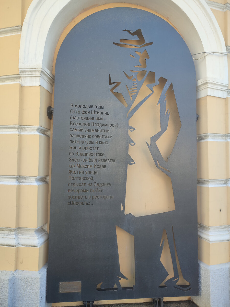 Особенно эффектно эта инсталляция выглядит в тёмное время. когда включается подсветка. Фото автора.