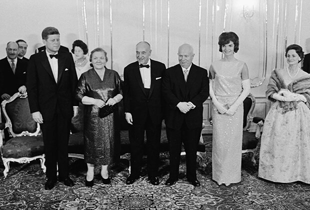 Рисунок №1. Американский президент Джон Кеннеди, Нина Хрущева, австрийский лидер Адольф Шерф, Никита Хрущев и Жаклин Кеннеди.