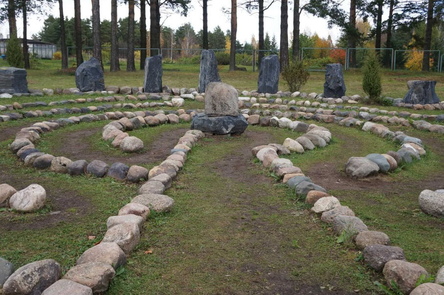 Есть несколько версий назначения саамского лабиринта. По одному из предположений, он использовался охотниками и рыбаками для совершения ритуальных обрядов в надежде на удачный промысел, по другому — как место развлечения