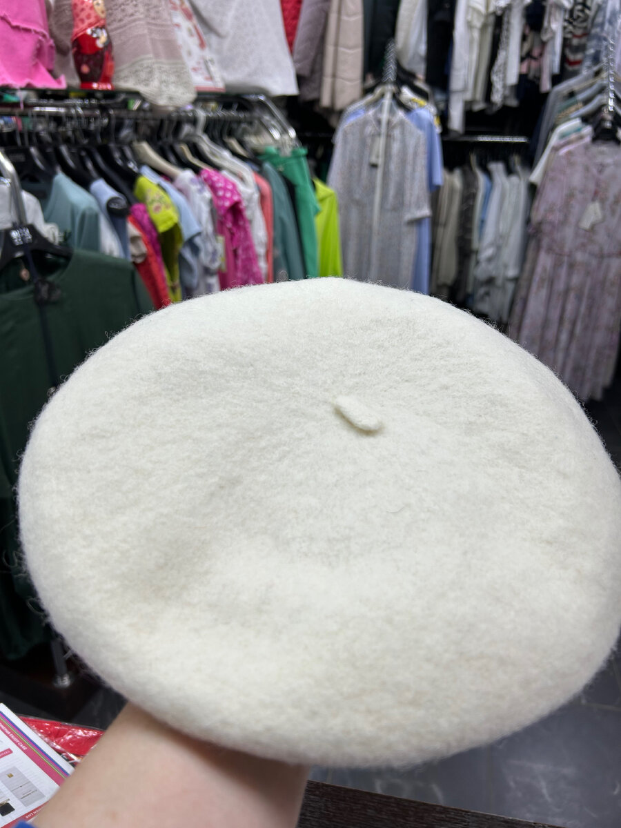 1. Беретку купили на день рождения старой бабушке. Надеюсь, что все подошло, т.к. брали без примерки, 1500 рублей, Россия.