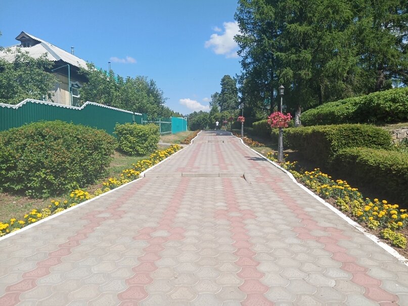 Территория учебного заведения очень ухоженная