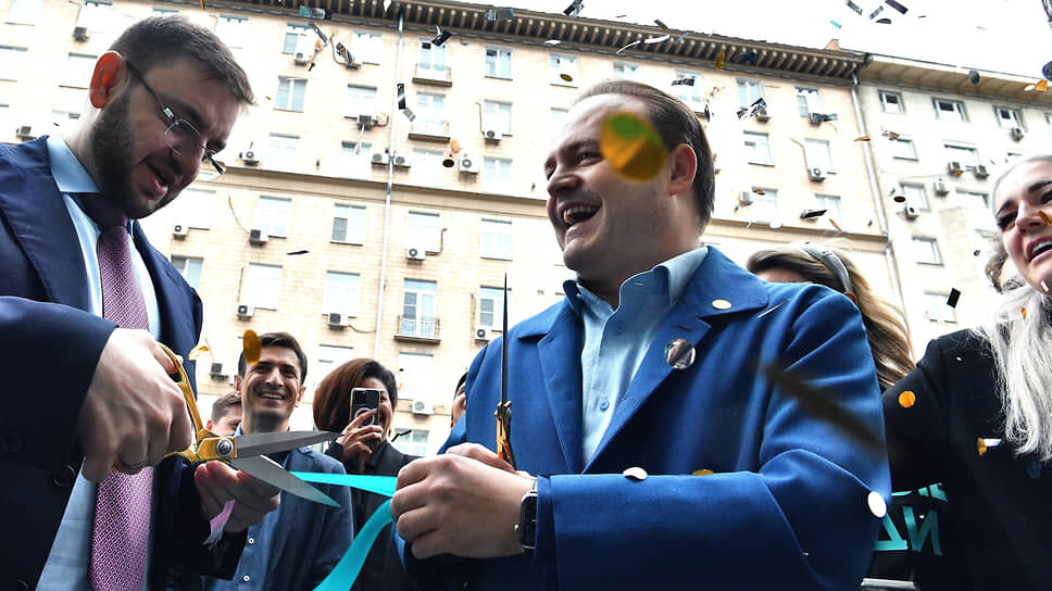 Фото: Игорь Иванко / Коммерсантъ📷Будет ли у «Новых людей» повод для праздника по итогам выборов мэра, неизвестно, но праздник на открытии общественного штаба партия уже устроила (на фото — кандидат Владислав Даванков (справа) и глава штаба Станислав Дружинин)