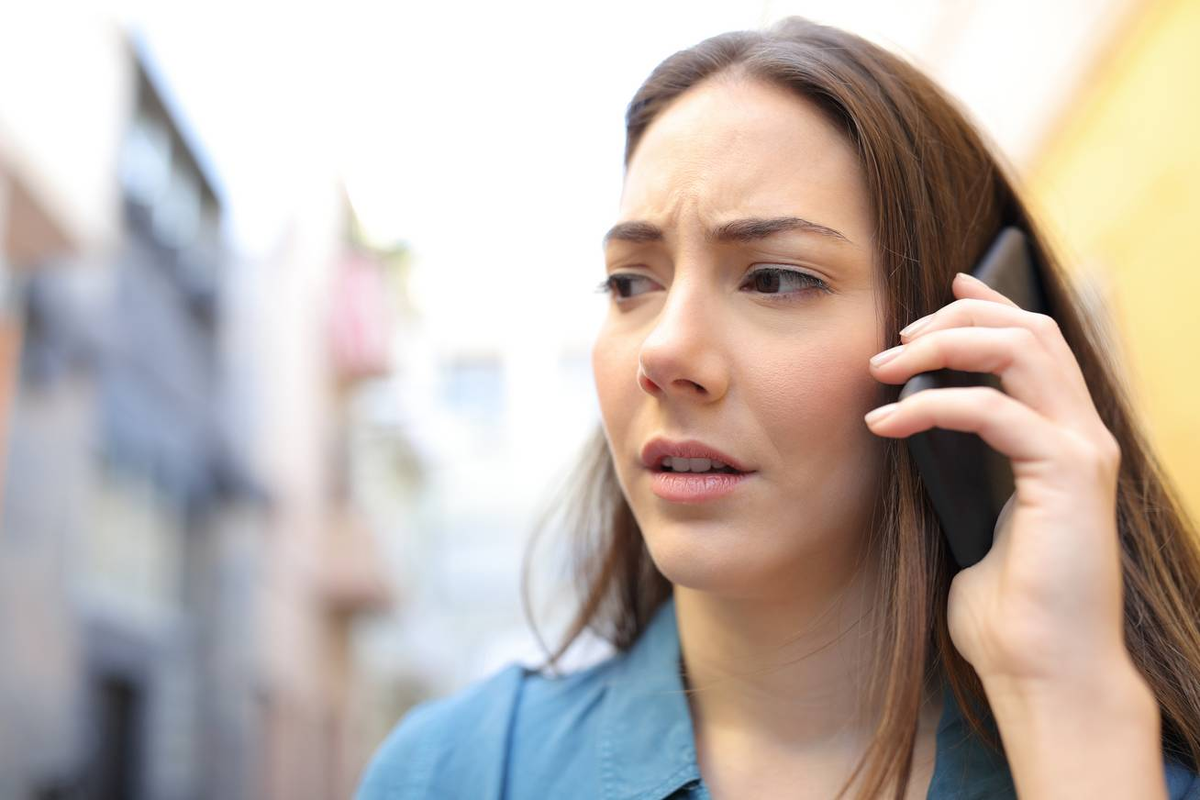 Can we talk on phone. Обеспокоенная женщина. Женщина разговаривает по телефону на улице. Женщина идет с телефоном. Женщина разговаривает по телефону фото