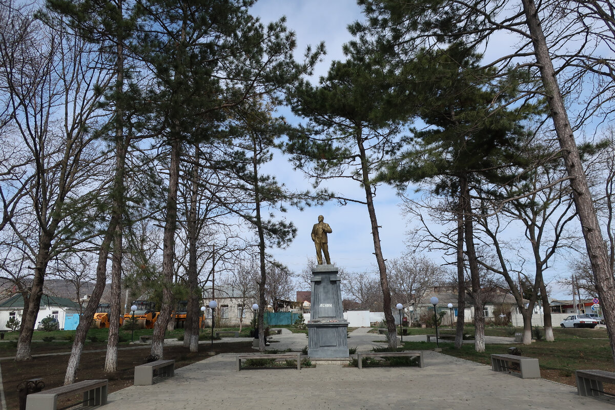в каждом уважающем себя городе Крыма должен быть свой Ильич...