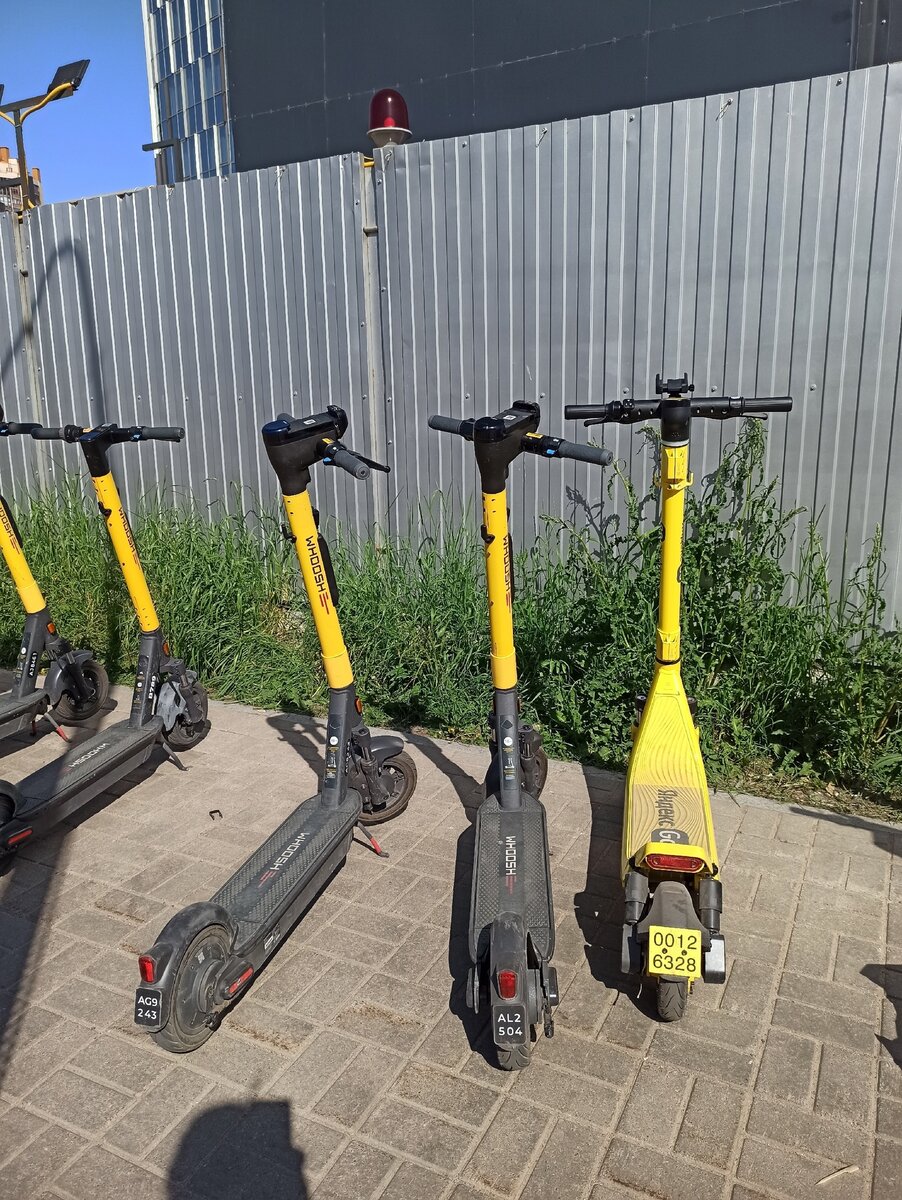 вот такие самокаты можно взять в аренду. Хотела на Яндексе покататься, да не получилось - был разряжен. 