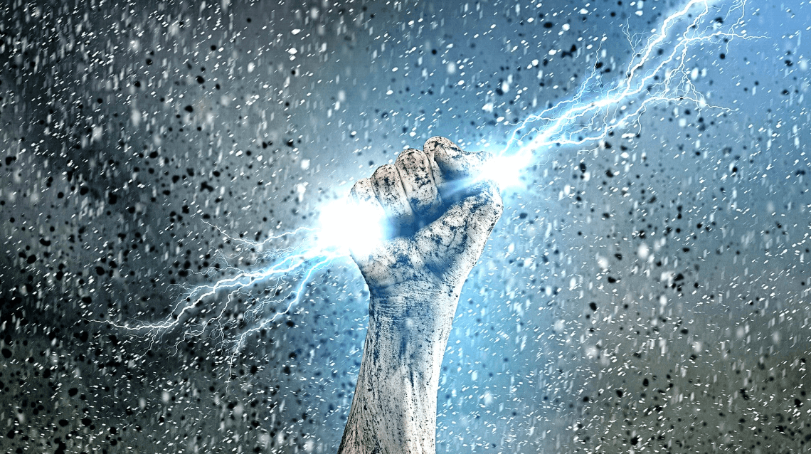    Ежегодно от удара молнии погибают тысячи людей