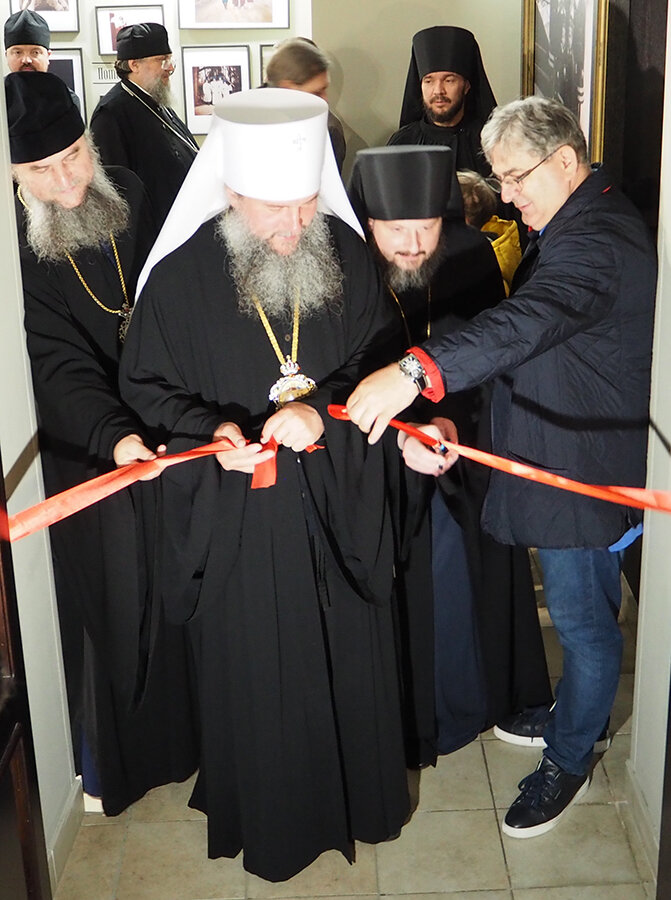 Митрополит Екатеринбургский и Верхотурский Евгений открывает выставку «Августейшие велолюбители» в экспозиционно-выставочном центре монастыря святых Царственных Страстотерпцев в урочище Ганина Яма. 15 июля 2023 года. Фото Егора Тишина.