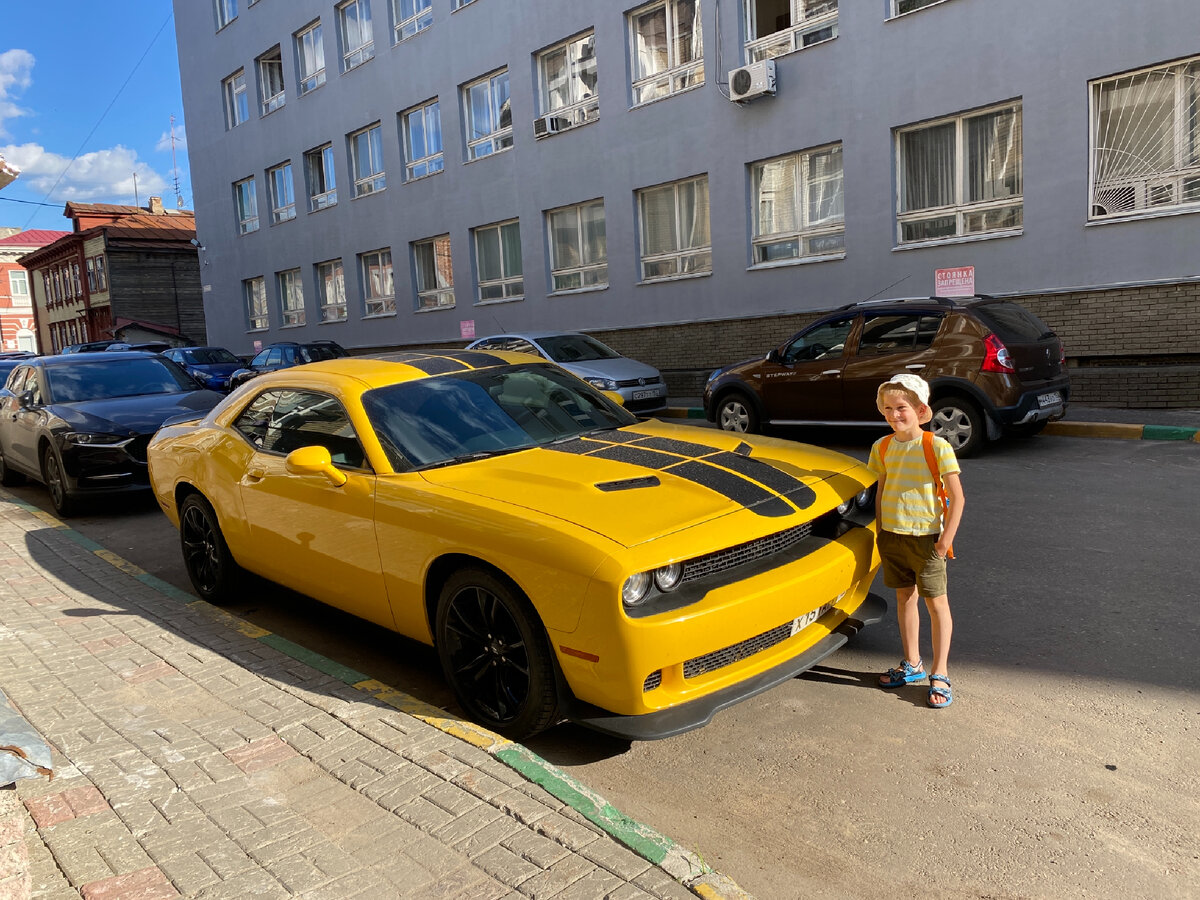 Фото автора. Какой-то злой волшебник уменьшил всю Петину летнюю одежду и обувь ))