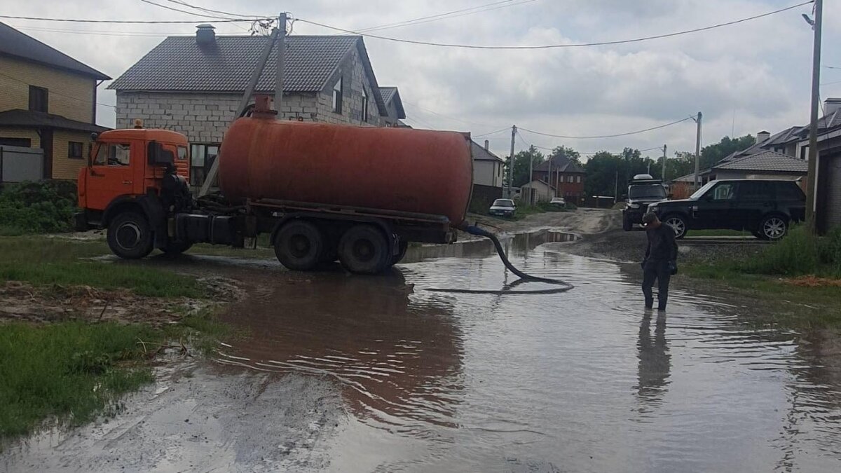     В Тюмени накануне вечером в течение трех часов выпало более одной четверти месячной нормы осадков. В режим повышенной готовности были переведены все городских службы.