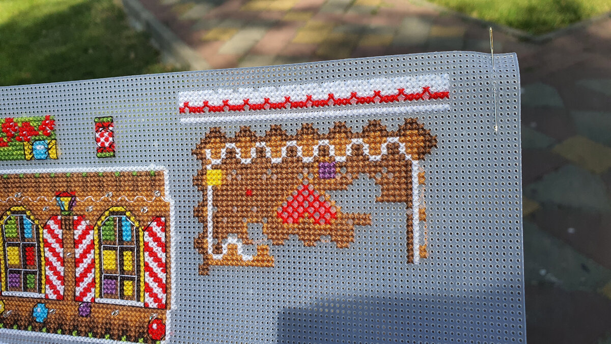 Что вышиваю сейчас (крыша дома)