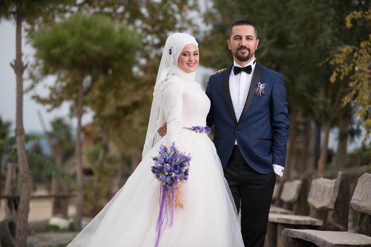 В мусульманском обществе свадьба играет важную роль. Она сопровождается рядом традиций и обычаев, почитаемых в соответствии с религиозными предписаниями.