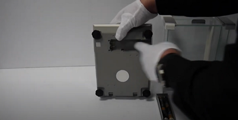 Дальше на нижней части весов расположены регулировочные ножки и ниша батарейного отсека, а также под пломбой место для вставки крюка для взвешивания под весами
