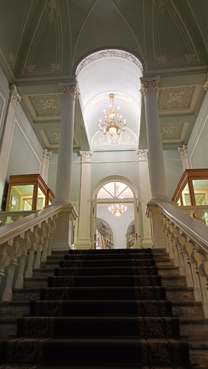 Мне всегда приятно приходить в это здание библиотеки  