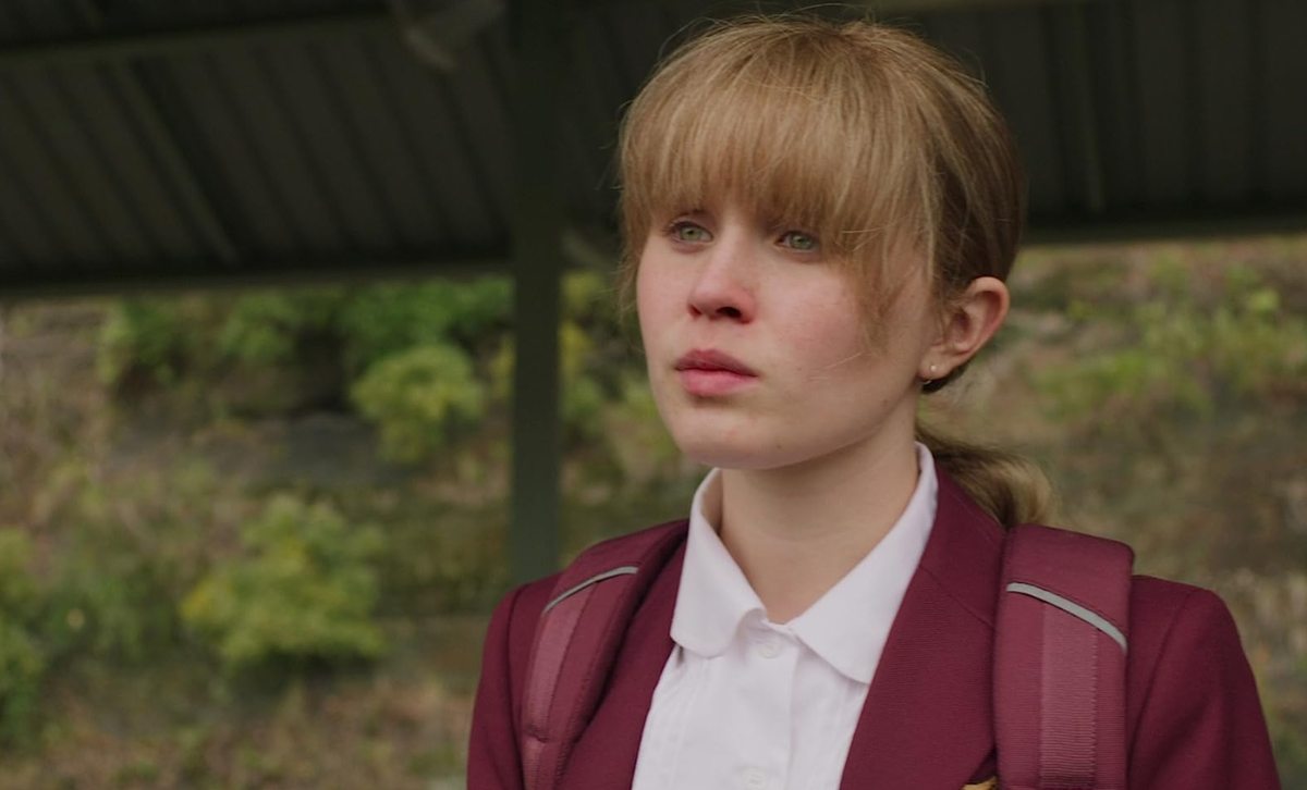 Элайза Сканлен в роли Миллы.