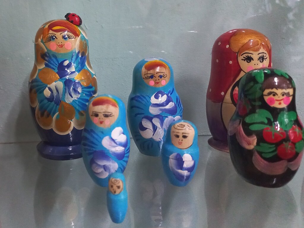 Экспонаты выставки "Матрёшек дружная семья