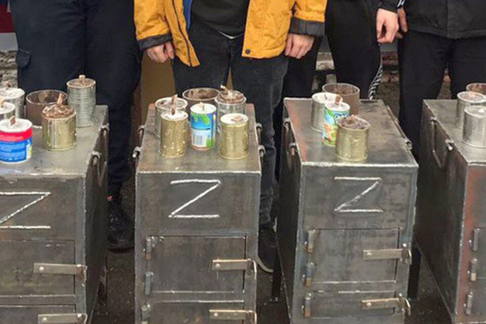     Студенты Елецкого колледжа собрали посылку с блиндажными свечами и печками-буржуйками бойцам в зону СВО  Пресс-служба правительства Липецкой области