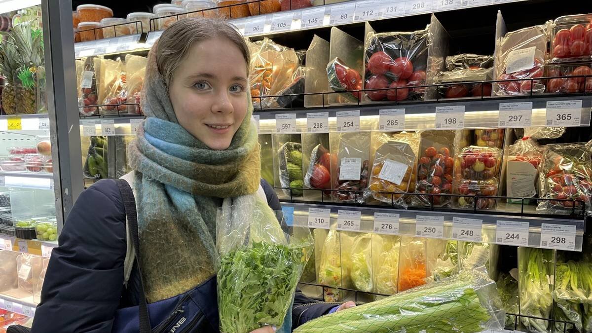    Покупательница Мария Кохан вы- бирает овощи в одном из крупных столичных магазинов / Фото: Наталья Шатохина / Вечерняя Москва