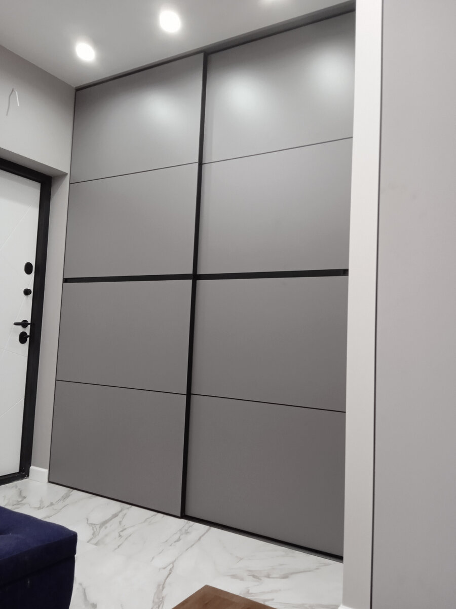 Как сэкономить пространство в доме
В условиях городской жизни каждый метр жилой площади на вес золота. В квартире, как правило, нужно разместить:

и необходимую для жизни мебель,
и технику,
и вещи (сезонные и не очень),
и спортивный инвентарь,
и чемоданы, и еще множество других так нужных нам в повседневной жизни предметов.
В связи с этим вопрос экономии пространства городской квартиры стоит очень остро, и мы, зачастую, цепляемся за каждую возможность увеличить полезную площадь квартиры.

Экономия пространства
Отличным решением может стать использование в интерьере квартиры шкафа-купе, который превосходно справляется с задачей экономии пространства дома. Происходит это, в первую очередь, за счет раздвижных дверей, которые, в отличие от распашных, не занимают лишнего места и не требуют дополнительного пространства для открывания и закрывания.
Шкаф-купе удобен еще и тем, что в нем без ущерба для внешнего вида помещения можно разместить множество полок и перекладин для хранения одежды. Здесь же можно расположить гладильную доску, пылесос и другие габаритные вещи, которые хочется спрятать и которые не совсем вписываются в существующий дизайн интерьера квартиры.
Также двери шкафа можно сделать зеркальными, что увеличит пространство, хоть и зрительно. Иногда именно этот обман зрения становится как нельзя более кстати в условиях ограниченного пространства квартиры.
Шкаф-купе можно использовать в качестве перегородки между зонами одного помещения и выделить, тем самым, кабинет, библиотеку или тренажерную зону.
А использование потолка, пола, стен или ниш в стенах в качестве частей шкафа-купе сэкономит не только пространство, но и финансовую составляющую вопроса.
