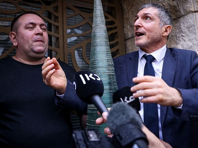 Р.Задоров (слева) и Я.Галеви после оглашения оправдания в окружном суде в Нацерете 30 марта