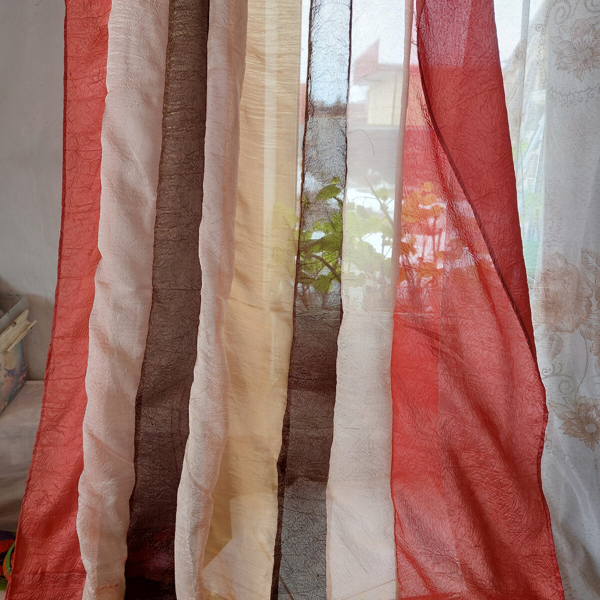 Наши уже старые дачные шторы. Им уже лет 20. Где-то тогда нашла эту идею в журнале и было же тогда у меня терпение - сшивать вот эти вот полоски!!! Ткани такой было тогда в магазинах много. Это такая жатка разноцветная. Она не спасает от солнца никак. Сегодня - я бы только разрезала полотно пополам ( на окно мы же покупаем две полосы) и  пришила бы только ленту для крючков и ...  всё! Высота у нас приличная и на одну шторину нужно 2м.70см.