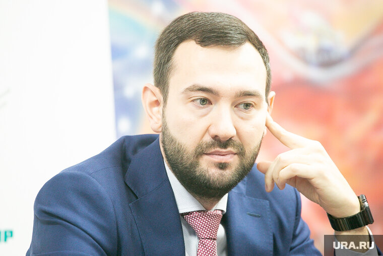    Директору департамента Антону Машукову требуется заместитель
