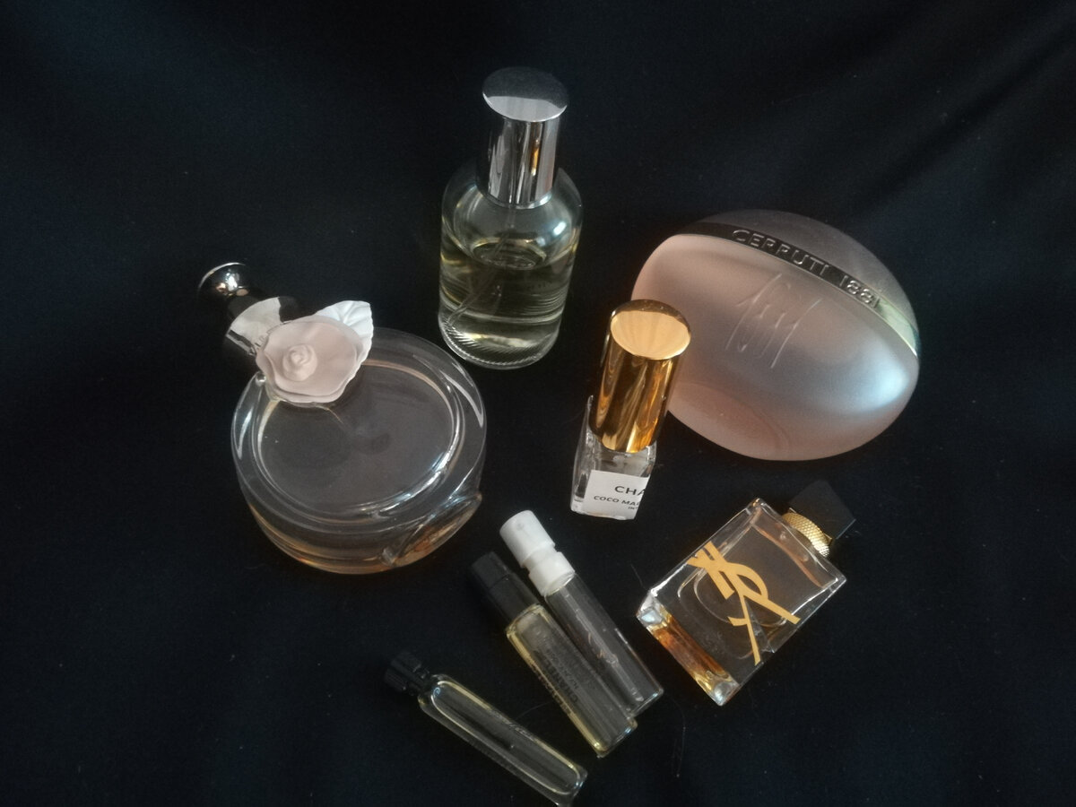 Отливанты, пробники, миниатюры и полноценные флаконы - все есть в коллекции.