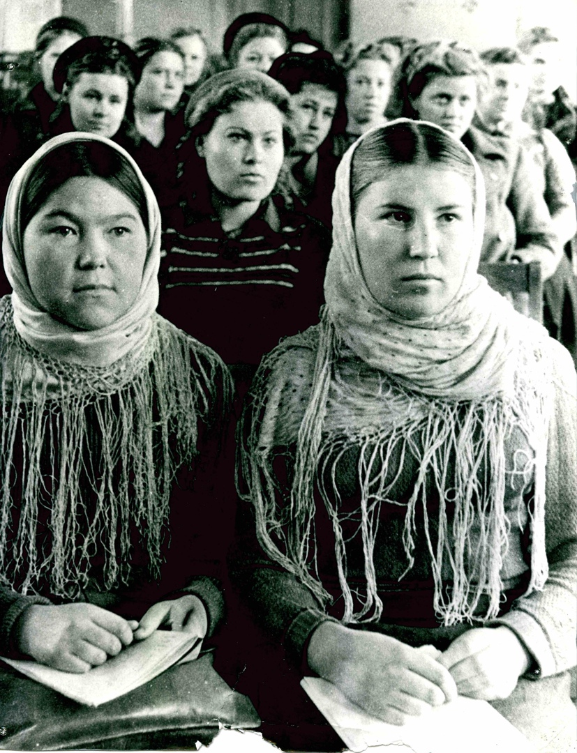 Первые студенты кафедры татарского языка и литературы, 1944 г.