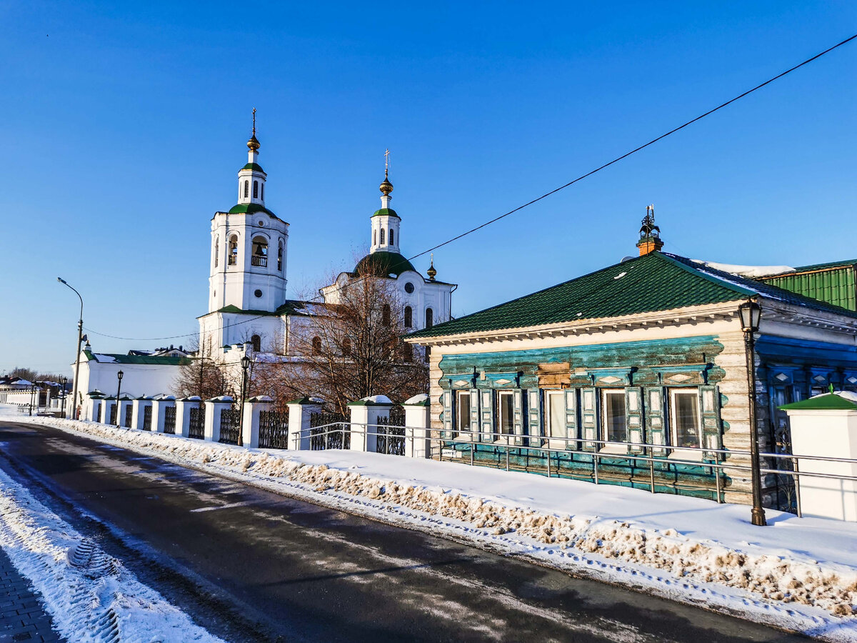 Вознесенско-Георгиевский храм. Береговая улица. Фотография сделана 8 марта 2023 года. 