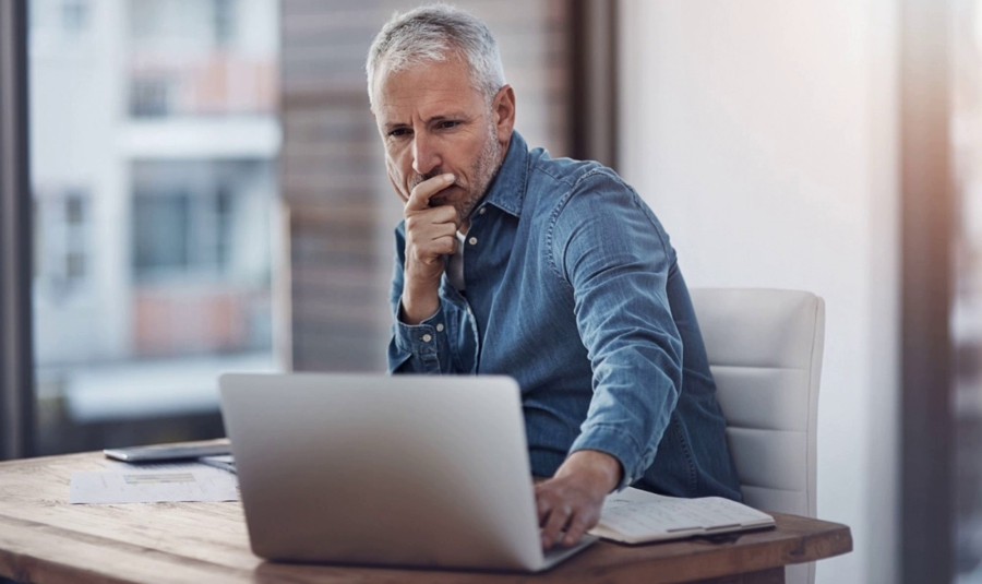 пенсионер подписывает документы. пенсионеры с бумагами. фото на тему кредиты и консультации бесплатные. пишут мужчины старше.