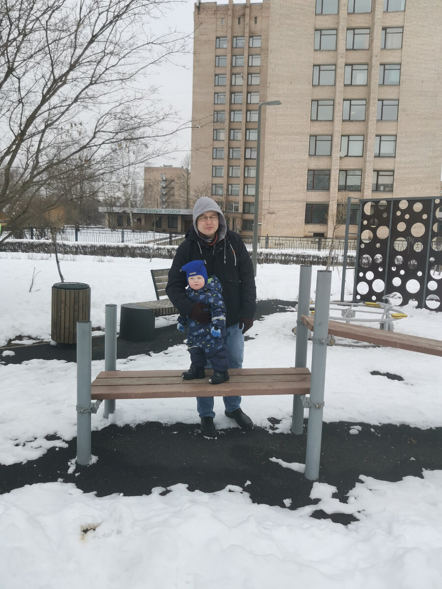 Петя с папой на прогулке