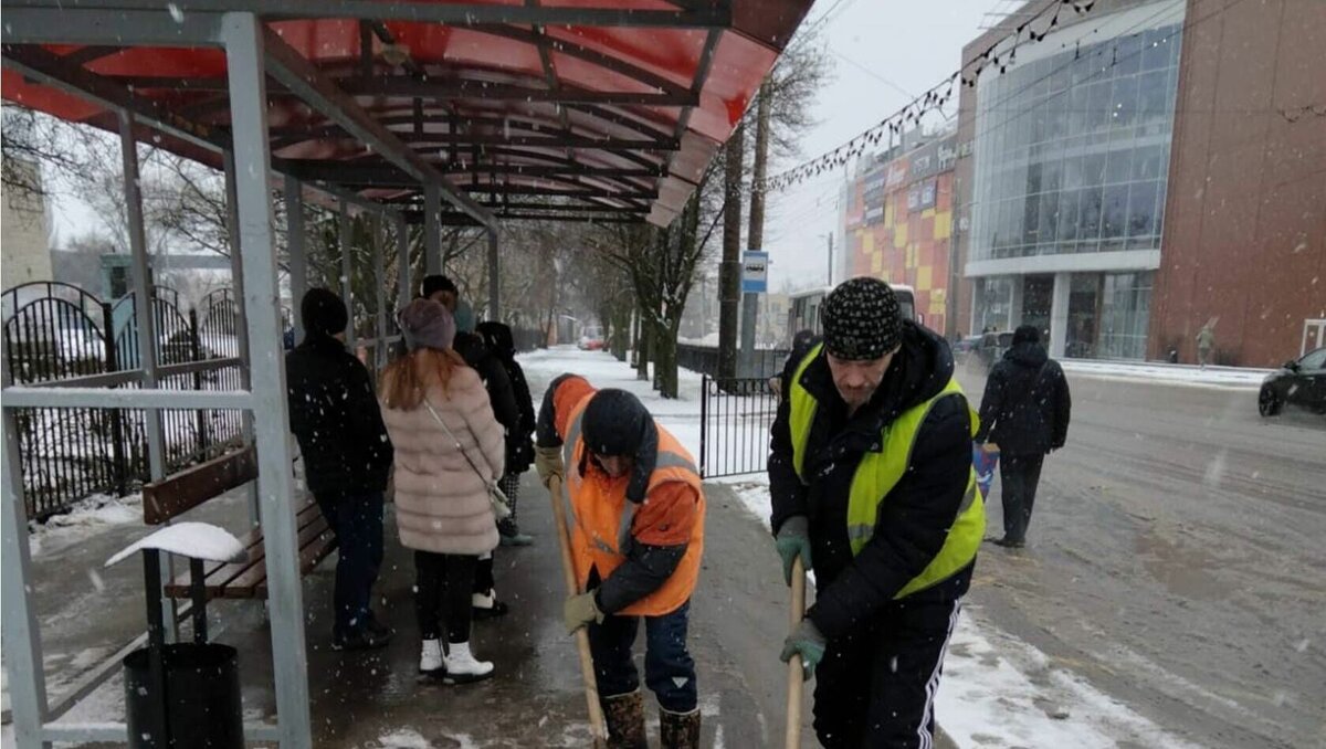     В Таганроге жители пожаловались, что новые стеклянные остановки не убирают, и они стоят «все в грязи», о решении проблемы рассказал глава городской администрации Михаил Солоницин.