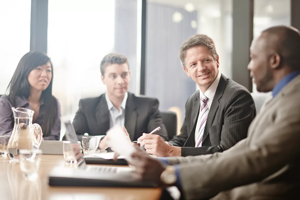 Молодые предприниматели. Английский бизнесмен. Переговоры. Деловая встреча. Бизнесмен за столом.