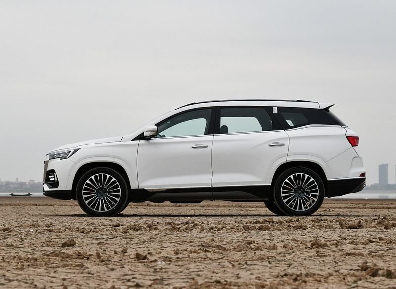     Внушительные размеры кроссовера позволили сделать его 7-местным