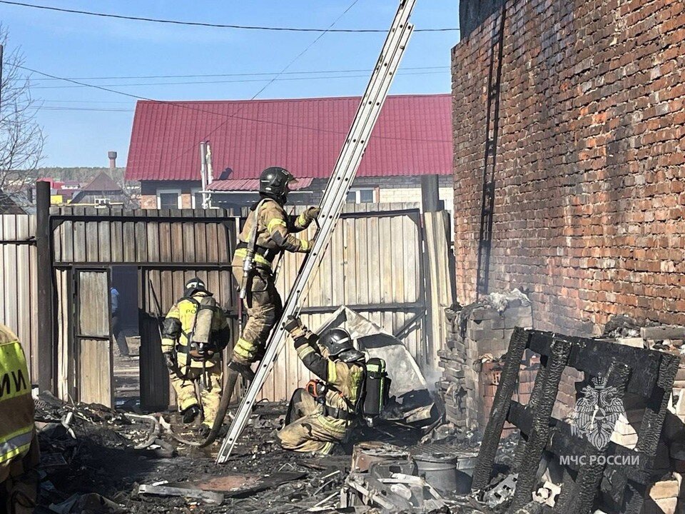     Причиной возгорания мог стать мусор. Фото: пресс-служба МЧС по Удмуртии