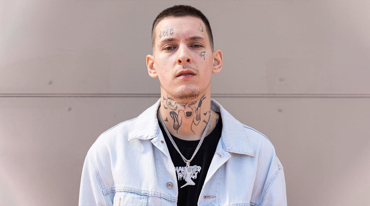 Kizaru – это псевдоним Александра Алексеева, родившегося в Казахстане, но выросшего в России. Он начал заниматься музыкой в 2012 году и быстро привлек внимание публики своими нестандартными текстами и харизматичной внешностью. В 2014 году Kizaru выпустил свой первый альбом «Rabat», который получил положительные отзывы критиков и стал популярным среди слушателей. Однако, настоящий успех пришел к Kizaru после выпуска его микстейпа «BXOD» в 2016 году. Этот альбом стал настоящим прорывом для артиста и привлек к нему множество новых поклонников. После этого Kizaru продолжил выпускать новые альбомы и треки, которые стали популярными не только в России, но и за ее пределами.