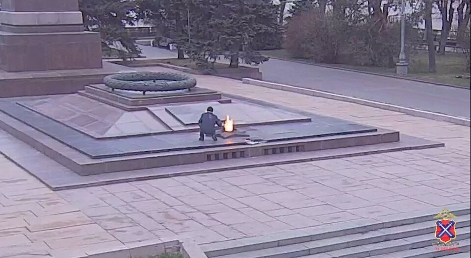     Пьяный турист решил прикурить от Вечного огня.  ГУ МВД по Волгоградской области