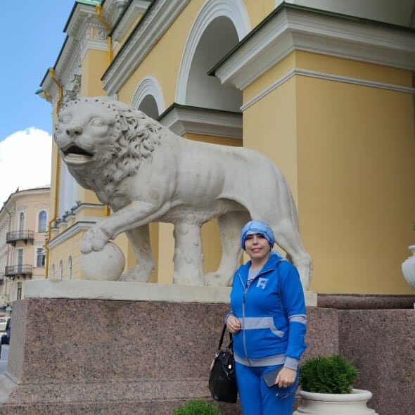 За два дня до операции. Провожают сестра Валя и племянница Аня. Санкт-Петербург. Июль 2020 года. Тогда я ещё даже не представляла насколько мне будет больно и тяжело....