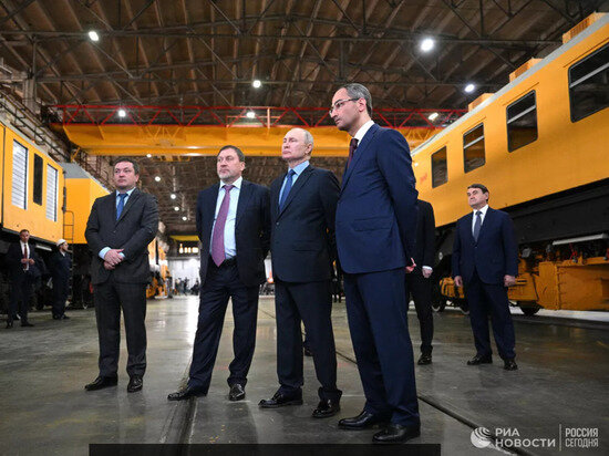     Фото: © РИА Новости / Рамиль Ситдиков / Президент России Владимир Путин во время посещения завода "Тулажелдормаш"