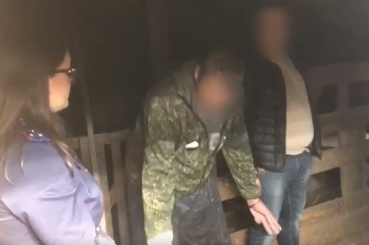    Подозреваемый показал, как прятал тела своих жертв.