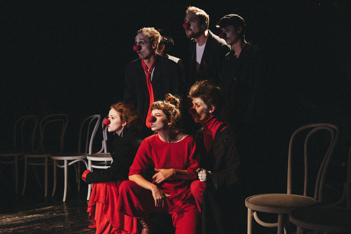 Кадр со спектакля мастерской Бутусова (источник: https://vk.com/butusovzi)