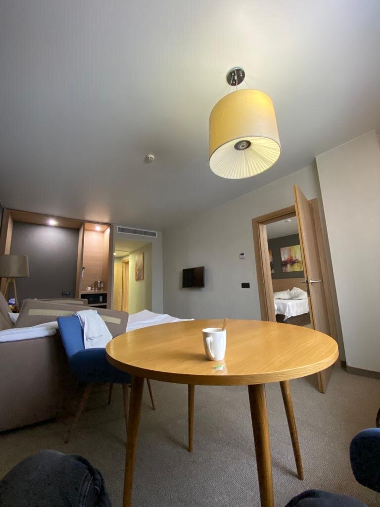 Мы взяли номер Люкс - двухкомнатный
В целом номер не плохой! Просторно, есть всё необходимое