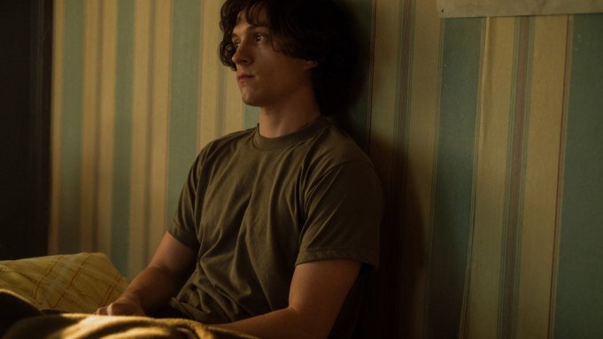    Apple показала первые кадры триллера «Переполненная комната» с Томом Холландом (фото 1)