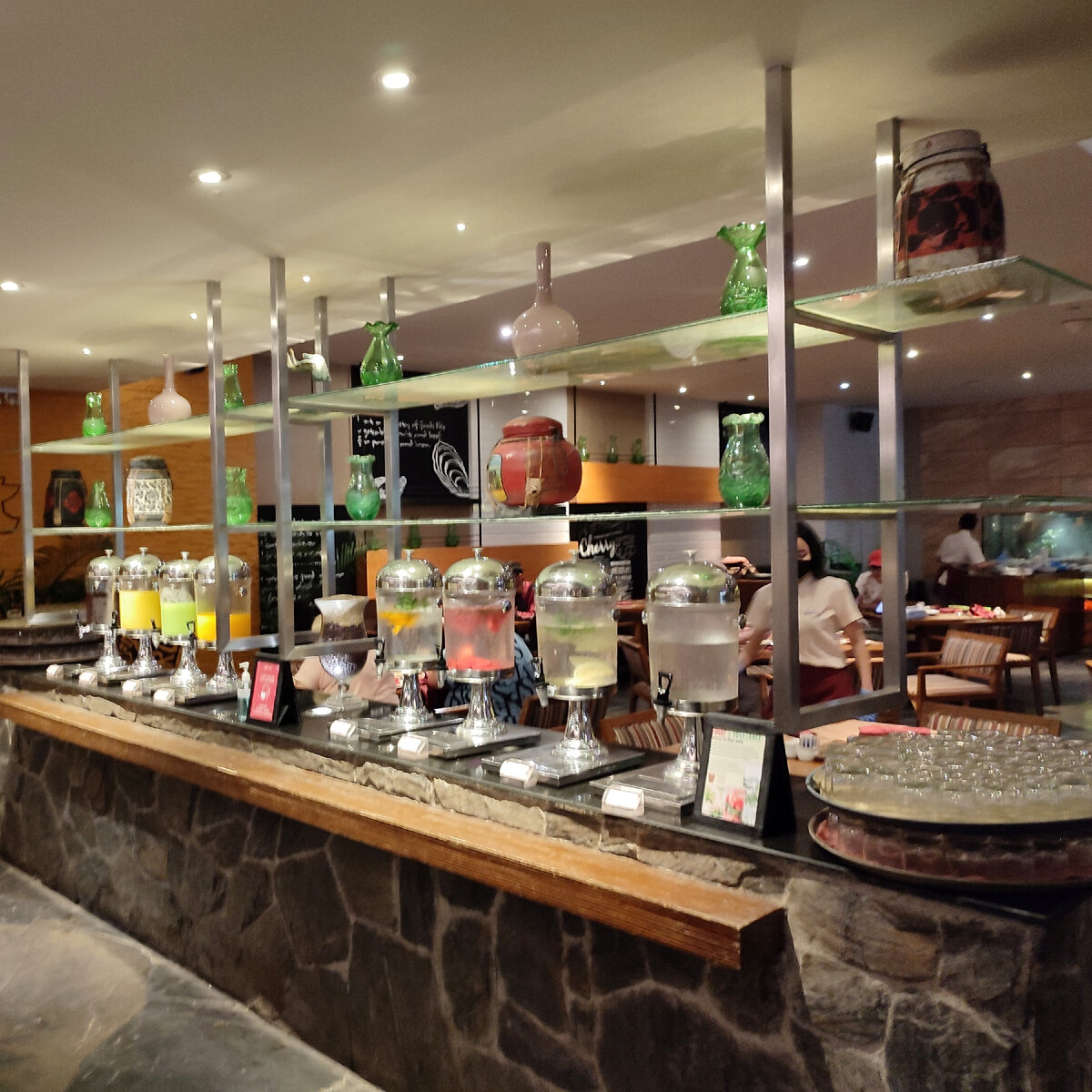 Напитки холодные. Муж брал соки, а я воду. И сок гуавы один раз ☺️