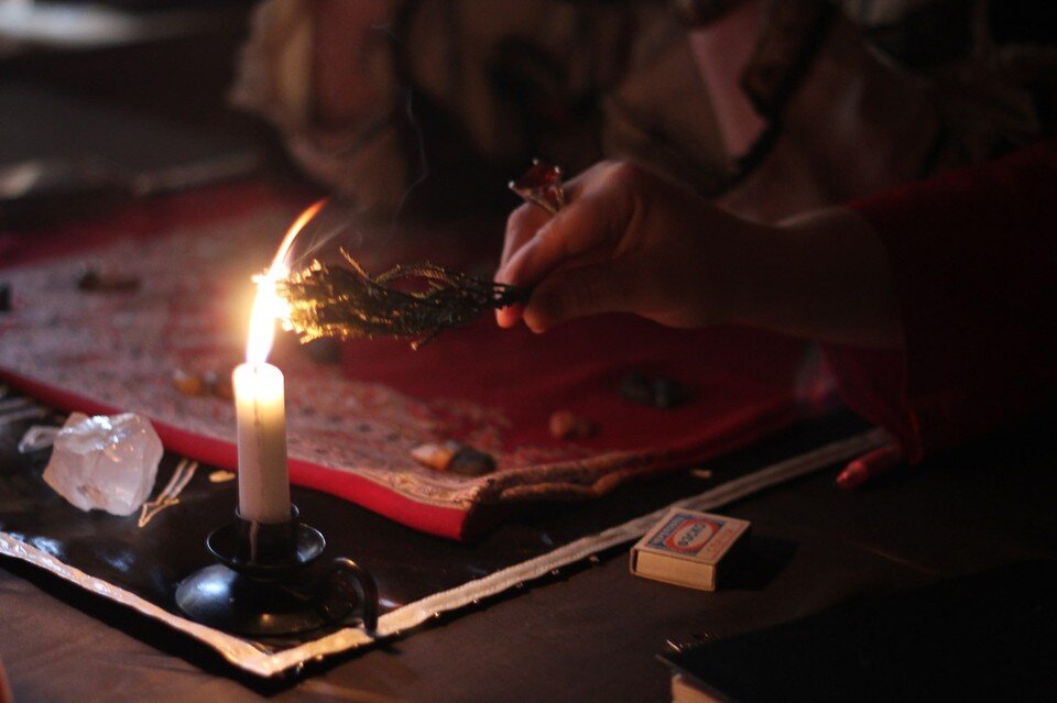     В год россияне тратят на услуги магов и предсказателей около 2 триллионов рублей Виктория МИНАЕВА