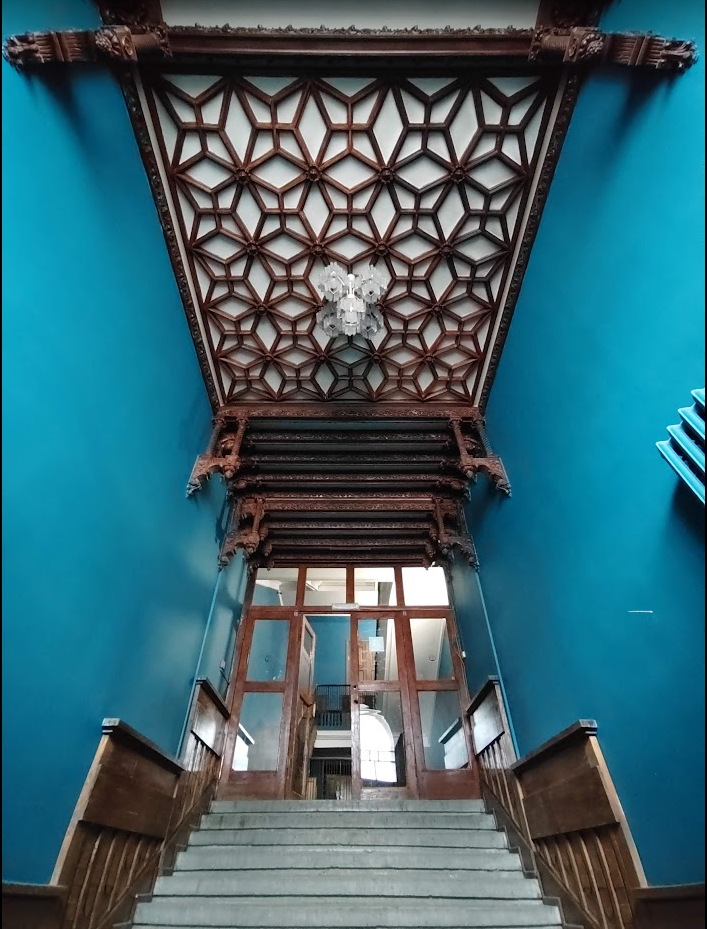 Подъезд дома с рыцарями на Старом Арбате.