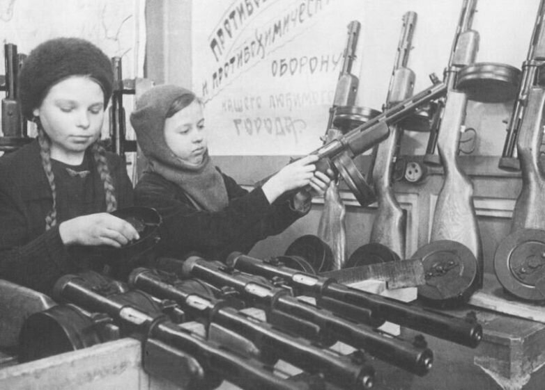 К сожалению, не все имена, места съёмки и даты удалось установить. А ведь Великая Победа, как известно, ковалась не только на фронте, но и в тылу. И там тоже были свои герои. Пусть даже и безымянные.