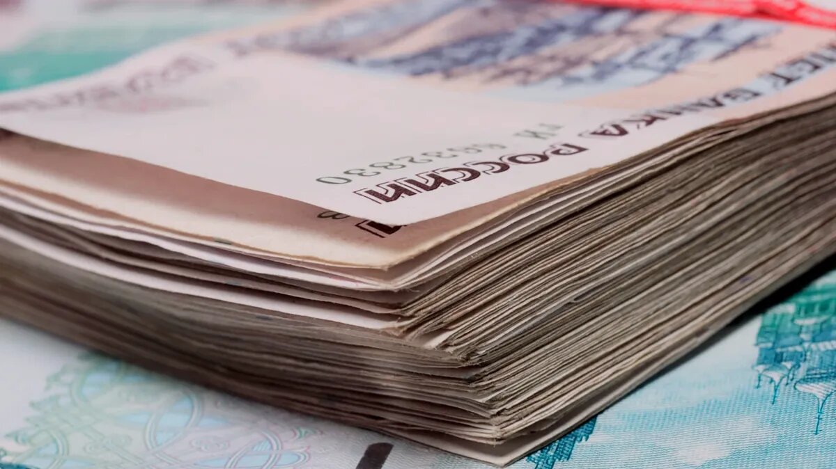 Деньги можно приумножить, вложив их в золото, валюту, недвижимость и другие продукты. Фото: www.piqsels.com
