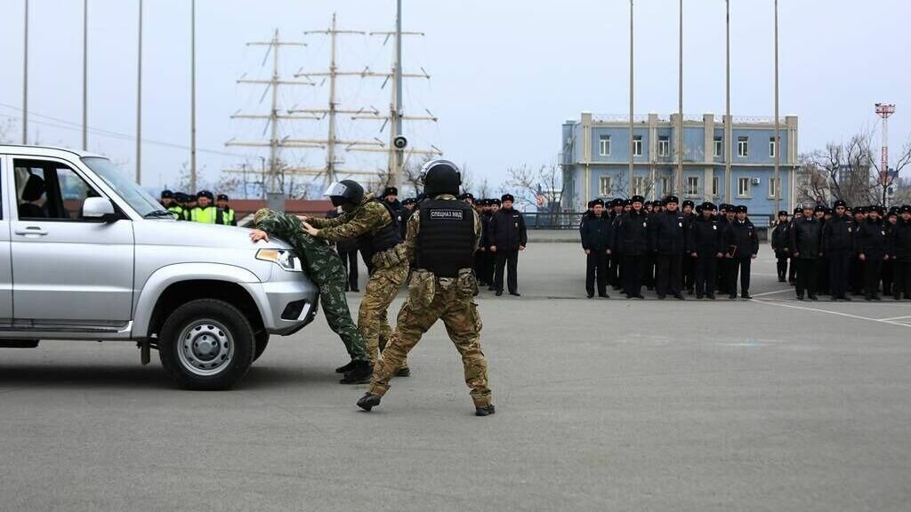     Сотрудники полиции в рамках дружественной тренировки производили задержание коллег во Владивостоке. Мероприятие организовали в честь приезда главы УМВД Приморья Александра Табакаева.